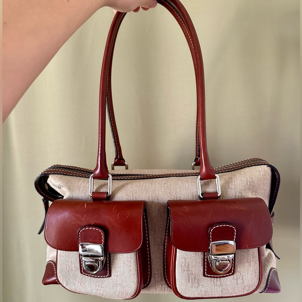 Dooney&Bourke vintage bag in excellent condition.